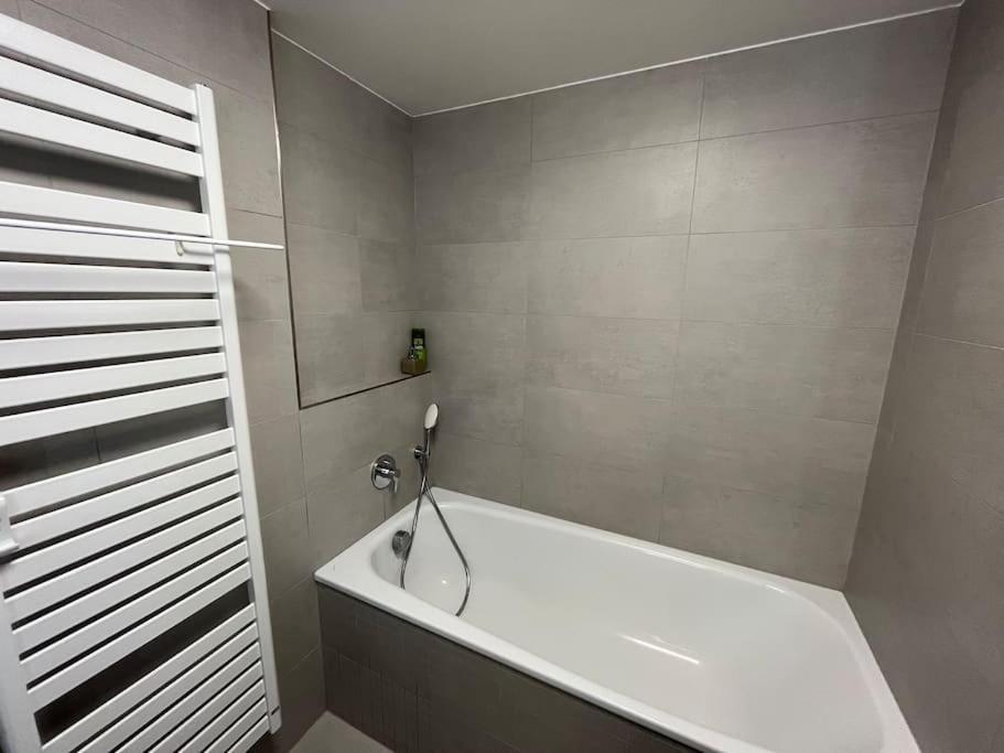 Modern Apartment • Garden • Near The City Center Praga Exterior foto